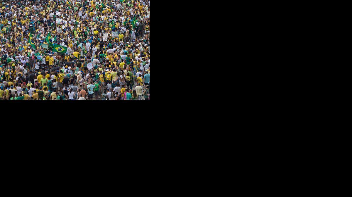 Una manifestación en Copacabana, Río de Janeiro, domingo 15 de marzo de 2015 protesta contra la presidenta Dilma Rousseff, cuya popularidad cae en picada en medio de problemas económicos y un gran escándalo de corrupción