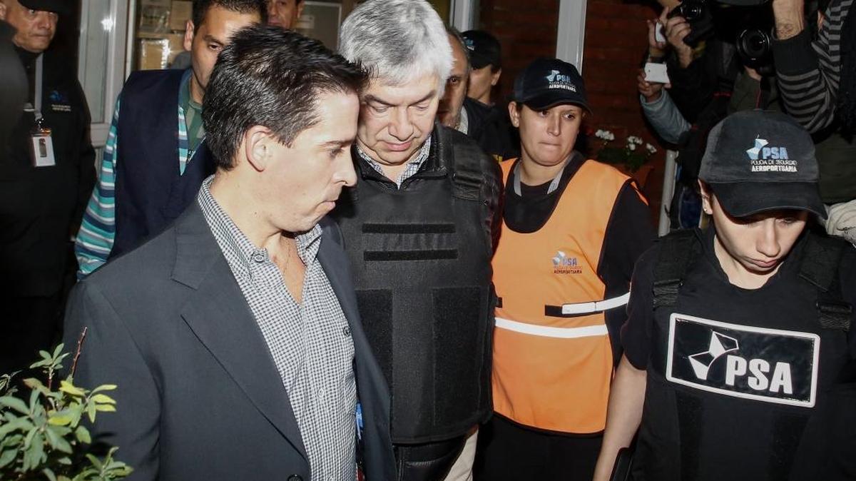 El empresario argentino Lázaro Báez (centro), es arrestado a su llegada a un aeropuerto de Buenos Aires en abril.