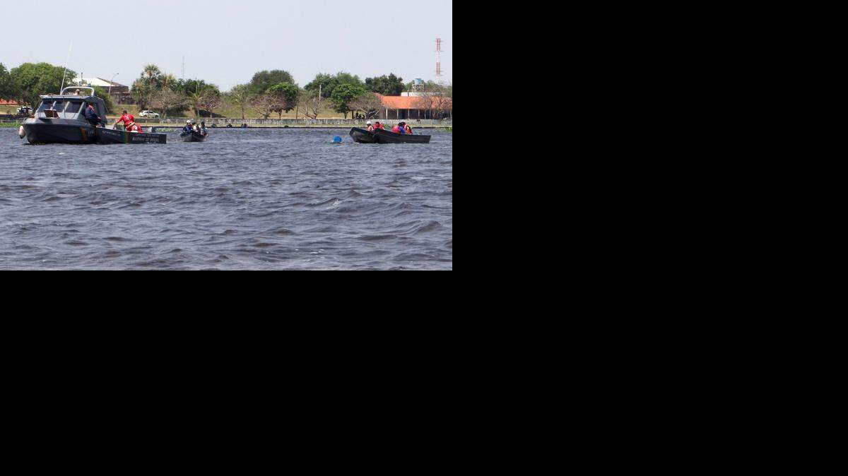 
Buzos de la Marina brasileña ayudan en las operaciones de búsque de rescate en Carmelo Peralta, en Paraguay, y en Puerto Murtinho, en Brasil, el jueves.
