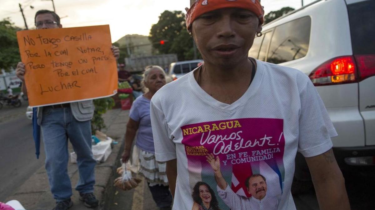 Un vendedor ambulante con una camiseta de campaña el miércoles 27 de julio de 2016, durante una protesta en demanda de elecciones libres y transparente en Managua.