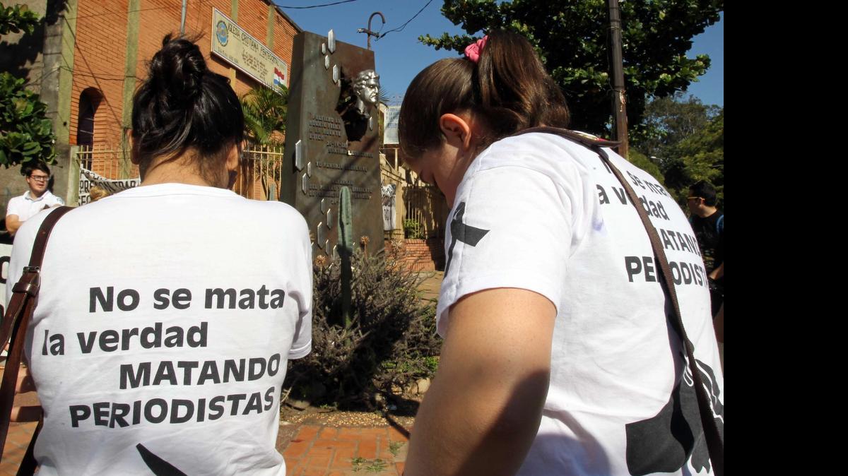 
Periodistas de diferentes medios de comunicación se manifestaron el sábado en la capital de Paraguay para exigir mayor seguridad en el ejercicio de su profesión, después de que en el último año y medio fueran asesinados cinco comunicadores. 
