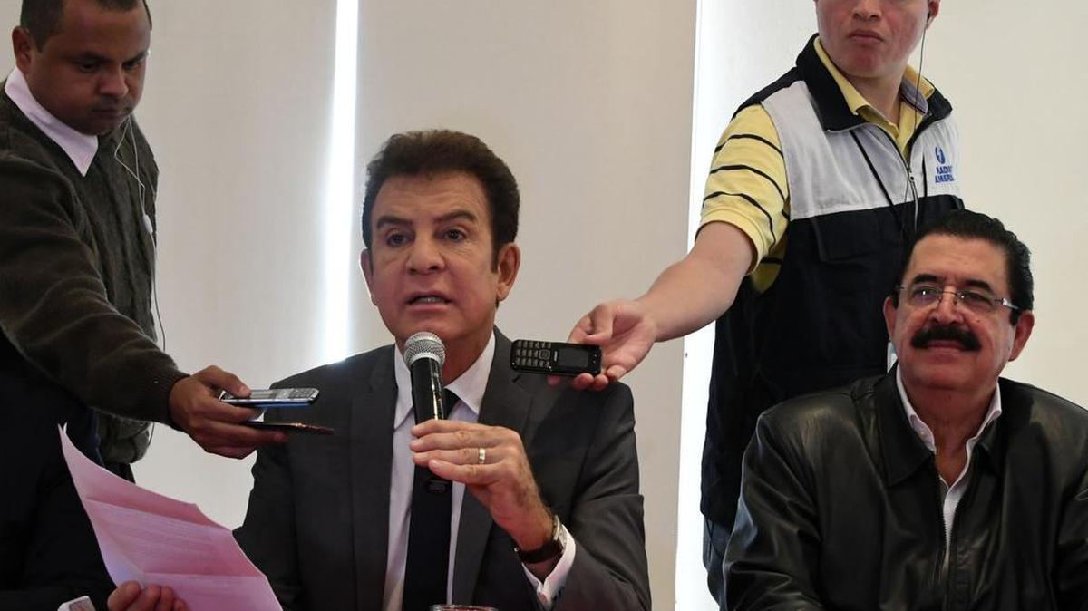 El candidato presidencial de Honduras para la Alianza de oposición contra el partido Dictadura Salvador Nasralla, habla con la prensa, junto al derrocado presidente hondureño (2006-2009) Manuel Zelaya, en Tegucigalpa, el 12 de diciembre de 2017.