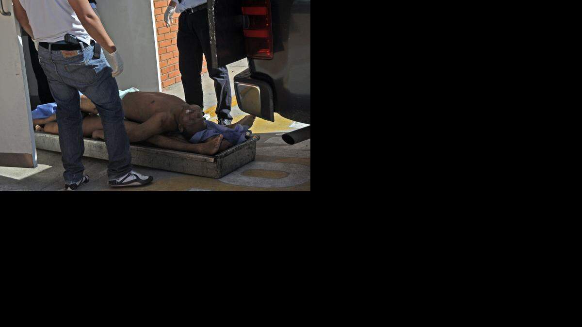 
Entre 13 y 25 reclusos muertos y un centenar y medio de intoxicados se registraron en un penal del noreste venezolano,
