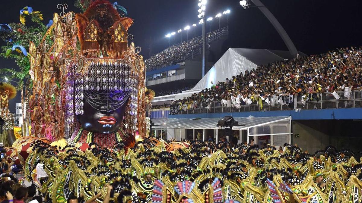 Una escuela de Samba realiza una presentación el sábado en el Sambódromo de Sao Paulo, Brasil.
