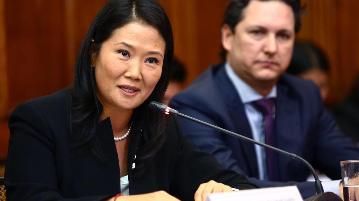 Fotografía cedida por el Congreso del Perú que muestra a la líder del opositor partido fujimorista Fuerza Popular, Keiko Fujimori (i), mientras asiste a una audiencia ante una comisión investigadora el viernes 13 de octubre de 2017, en Lima (Perú).