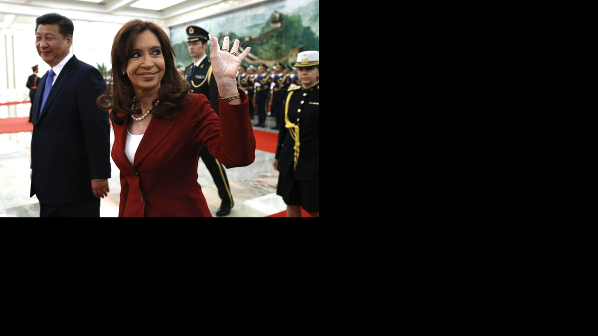 
 La presidenta argentina, Cristina Fernández de Kirchner (dcha), saluda, acompañada por el presidente chino, Xi Jinping (izda), a su llegada al Gran Palacio del Pueblo en Pekín (China), el miércoles 4 de febrero de 2015. EFE/Rolex Dela Pena
