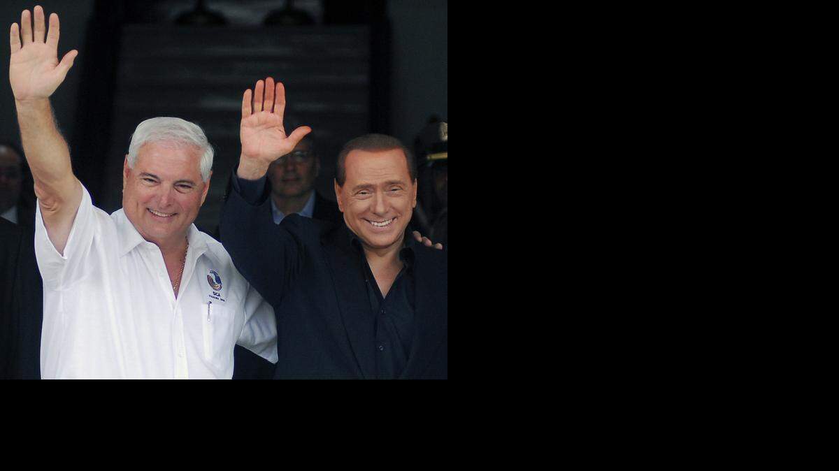 
El ex presidente de Panamá, Ricardo Martinelli (izq.), con el ex primer ministro italiano Silvio Berlusconi en Ciudad de Panamá, en el 2010.
