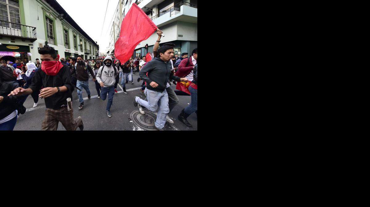 
Al inicio de las marchas ocho uniformados resultaron heridos con piedras y varios manifestantes fueron detenidos el miércoles en Quito, dijo Henry Ponce, portavoz de la Policía ecuatoriana. 
