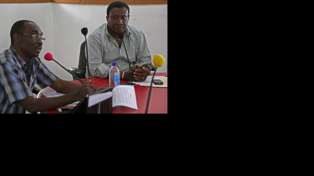 
El ex alcalde de Puerto Príncipe (izq.), Evans Paul, participa en un programa de radio en el 2012. Paul fue nombrado por decreto por el presidente de Haití, Michel Martelly, como primer ministro y los congresistas deben ratificar el nombramiento.
