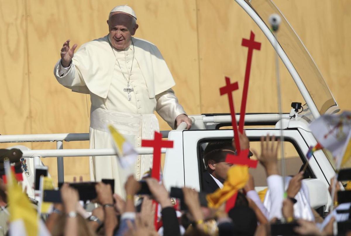 El papa Francisco llega a celebrar misa en el Parque O’Higgins de Santiago de Chile, el martes 16 de enero del 2018.