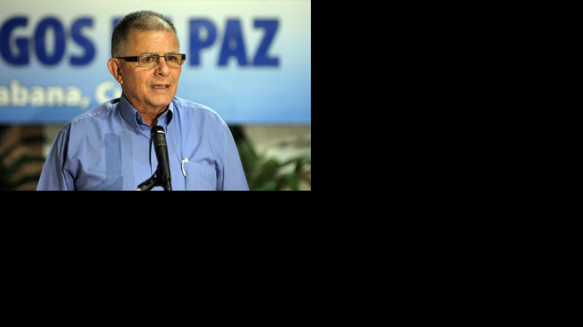
El comandante de las Fuerzas Armadas Revolucionarias de Colombia (FARC) Rodrigo Granda habla con periodistas hoy, domingo 22 de marzo de 2015, en el Palacio de Convenciones de La Habana (Cuba), en el marco de las conversaciones de paz con el Gobierno colombiano.

