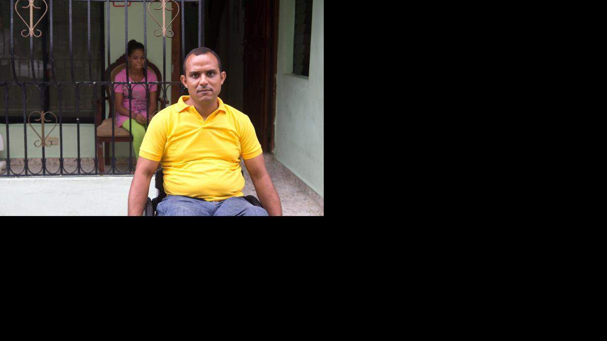 
“Yo fui a Irak con ilusiones. Quería tener una vida mejor, una casa más grandecita, un carro”, recuerda Wilkin Cuello González. Detrás, su hija Luz Esther, de 14 años.
