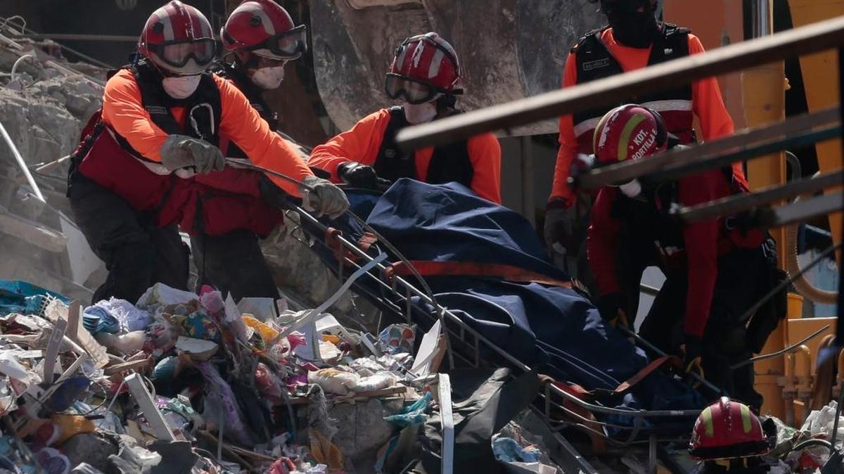 En las zonas de la tragedia un fuerte olor mortecino cubre el aire mientras declinan las esperanzas y empiezan a multiplicarse las demandas de agua, comida, medicinas y cualquier ayuda que no llega a todos los necesitados