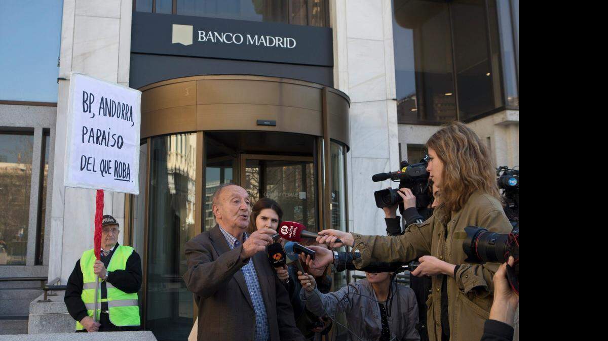 
Un cliente habla con periodistas tras salir del Banco de Madrid en marzo. Banca Privada d'Andorra (BPA), es el grupo propietario en ese país de la entidad financiera en Madrid.
