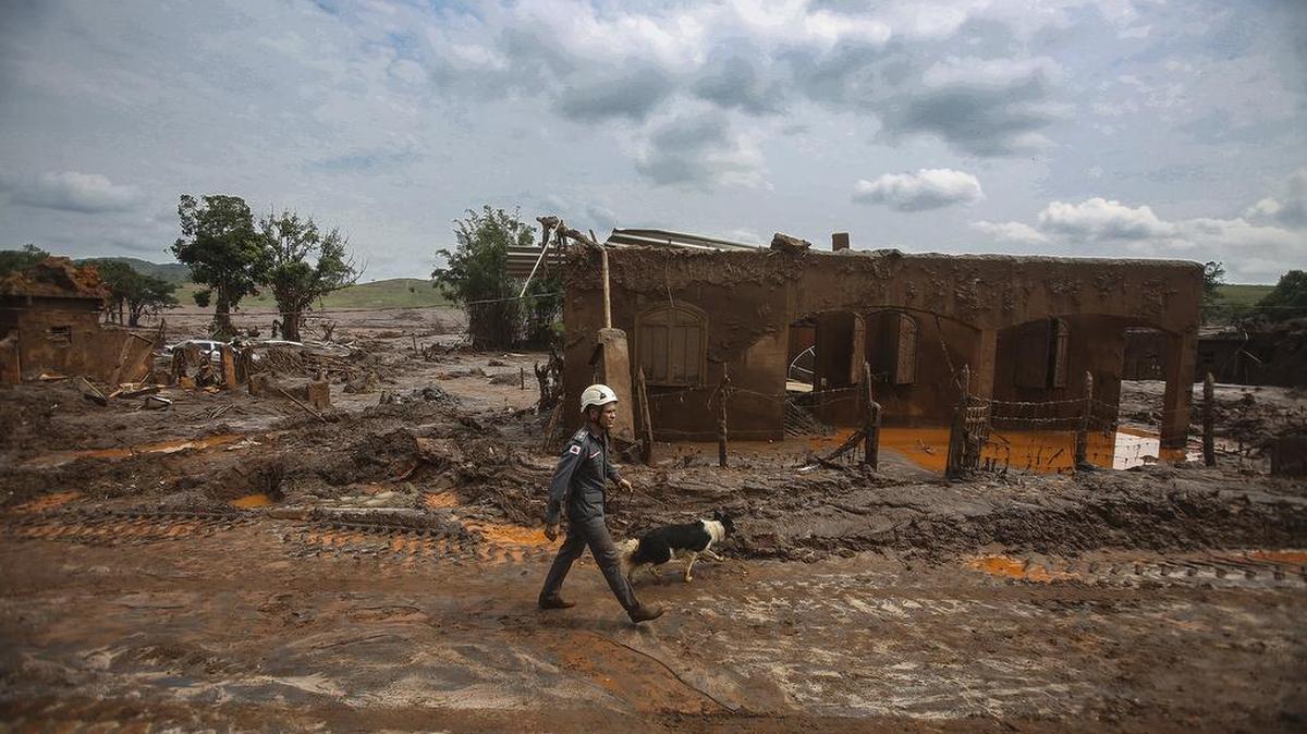 Bomberos buscan víctimas del lodo el 8 noviembre en Bento Rodrigues, Brasil, que dejó al menos 12 muertos y 11 desaparecidos.