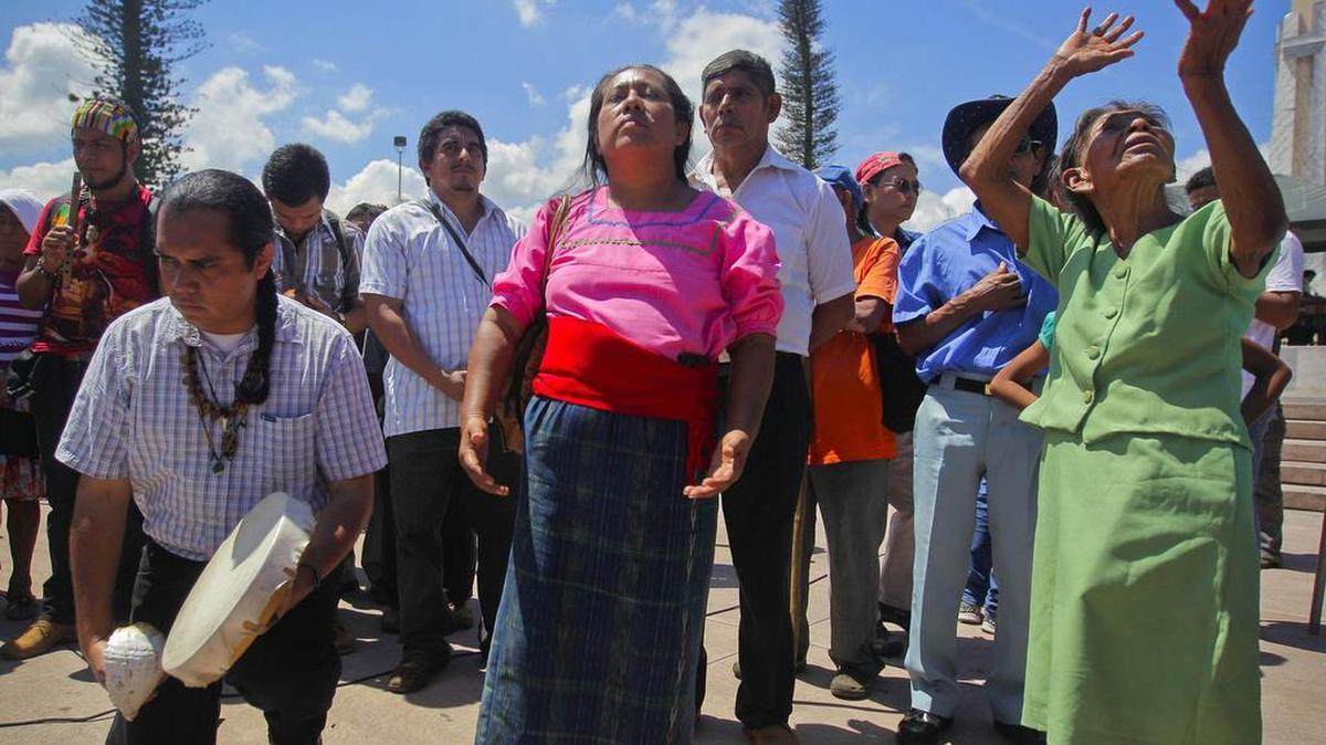 
Indígenas realizan una ceremonia en el marco de la conmemoración del Día de la Hispanidad celebrado en la plaza Divino Salvador del Mundo en San Salvador.
