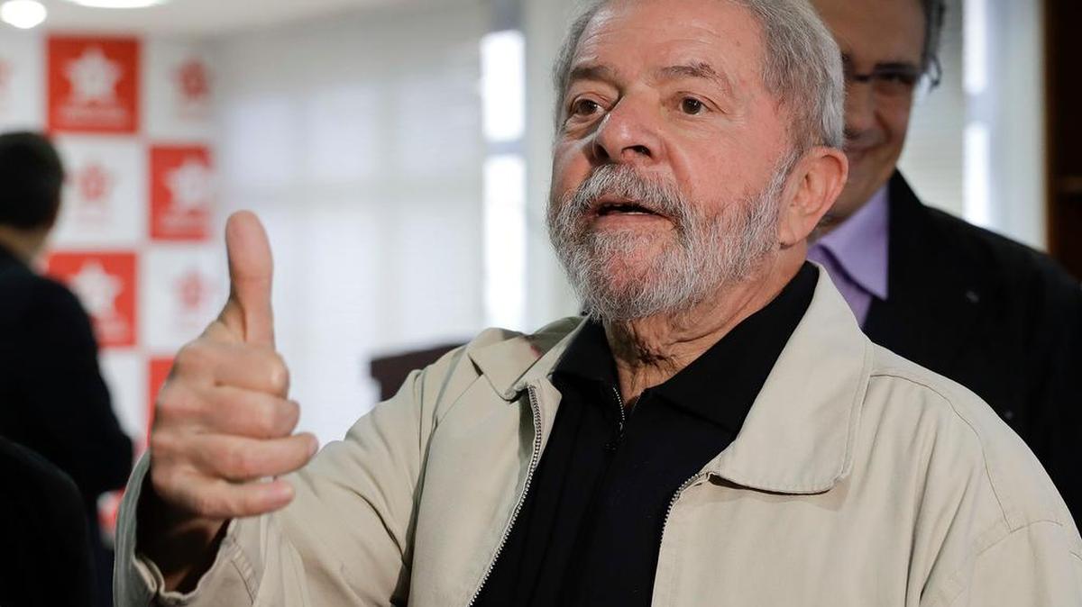 El ex presidente de Brasil, Luiz Inácio Lula da Silva, saluda a los miembros de su partido.