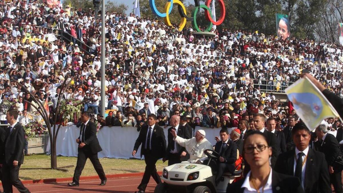 El papa Francisco (c) llega a una reunión con cientos de personas entre sacerdotes, religiosas, religiosos, consagrados y seminaristas que asisten hoy, martes 16 de febrero de 2016, al estadio Venustiano Carranza de Morelia (México).