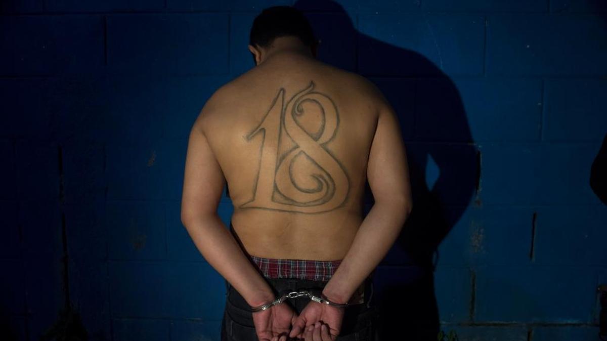 
Fotografía de un ex líder de la pandilla ‘Barrio 18’ de El Salvador, César Vladimir Montoya Climaco, detenido en julio y que las autoridades creen es responsable por los ataques a choferes de autobuses.


