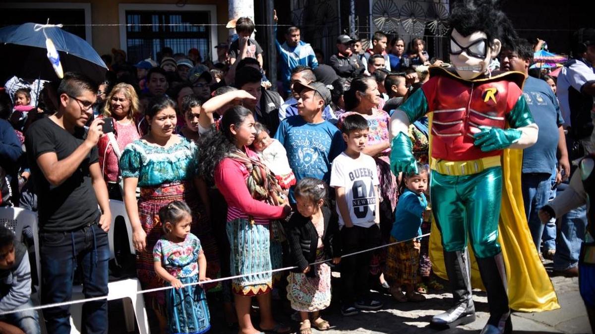 Miembros del Club Saturno desfilan disfrazados por las calles de Sumpango, a 45 km de Ciudad de Guatemala, este viernes.