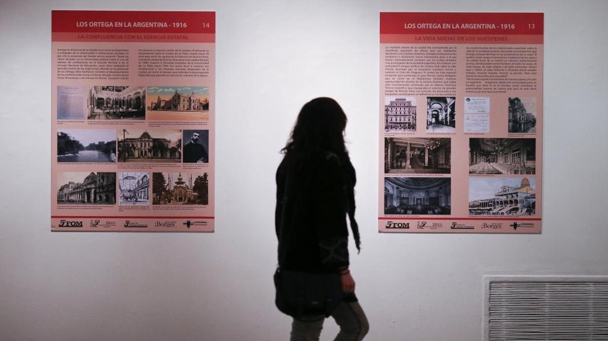 Una mujer observa la exposición sobre Ortega y Gasset, en el marco del Congreso Internacional “Ortega y América, Centenario de su primer viaje a la Argentina 1916-2016", organizado por la Fundación Ortega y Gasset Argentina y el Centro de Estudios Orteguianos de la Fundación José Ortega y Gasset-Gregorio Marañón, en Buenos Aires (Argentina).