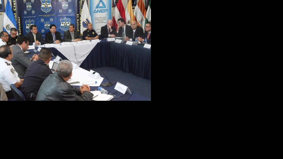 
El ministro de Justicia y Seguridad Pública de El Salvador, Benito Lara (cent.), junto a dirigentes empresariales y el equipo de la empresa de seguridad del ex alcalde de Nueva York Rudolph Giuliani, durante una reunión en San Salvador. 
