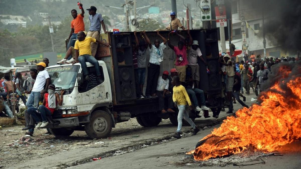Manifestantes protestan contra las elecciones presidenciales quemando neumáticos en Puerto Príncipe, el viernes. El sábado miles de haitianos tomaron de nuevo las calles para exigir la renuncia del presidente Michel Martelly.