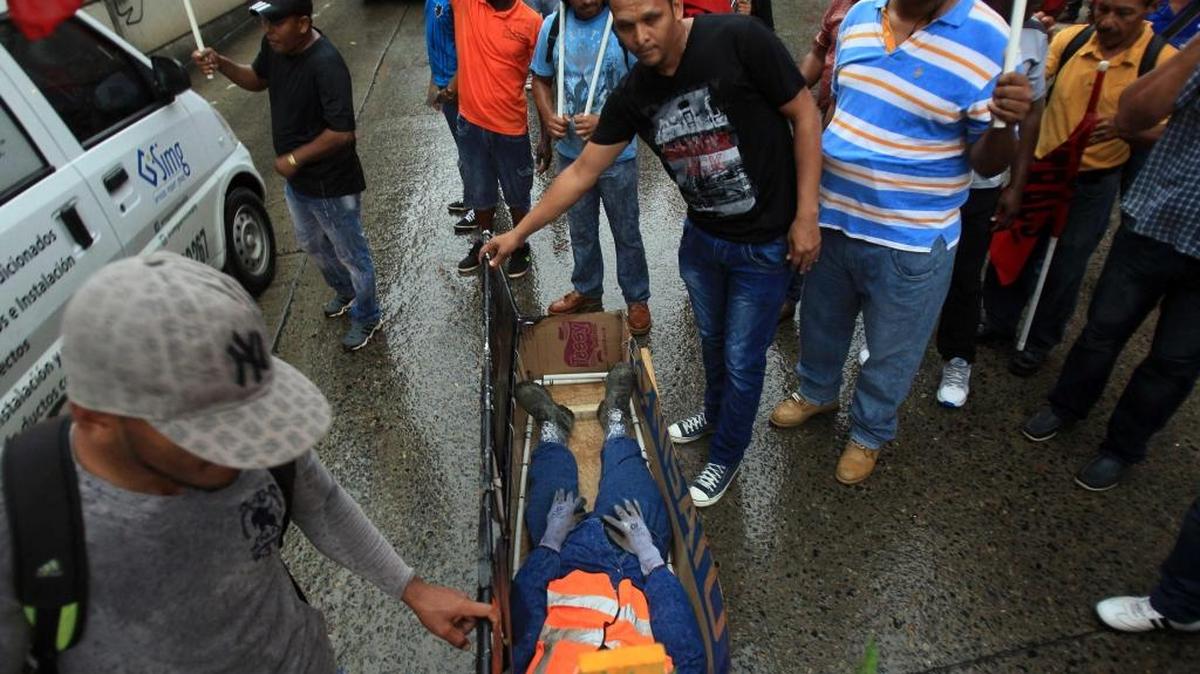 Un grupo de obreros afiliados al principal sindicato de la construcción de Panamá protesta durante una jornada de paro el martes, en la Ciudad de Panamá.
