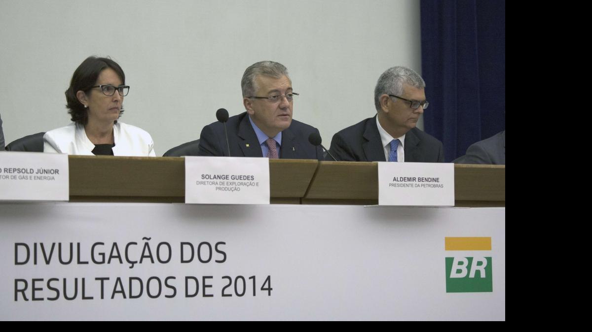 
El presidente de la petrolera estatal Petrobras, Aldemir Bendine (cen.) habla el miércoles en una conferencia de prensa, en Río de Janeiro, donde divulgó los resultados financieros del 2014.


