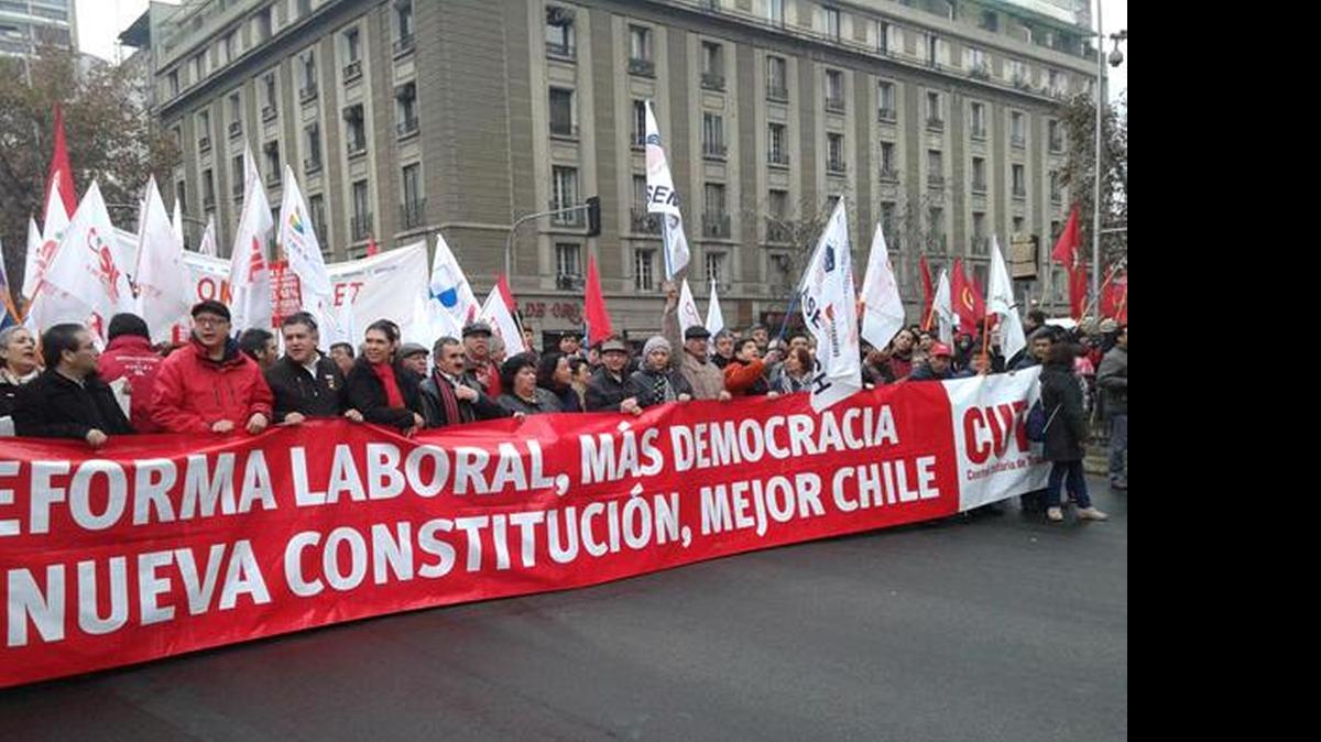 
Chilenos participan en una marcha convocada por la Central Unitaria de Trabajadores (CUT) y el Colegio de Profesores, en Santiago, en demanda de una nueva Carta Fundamental y una reforma laboral. 
