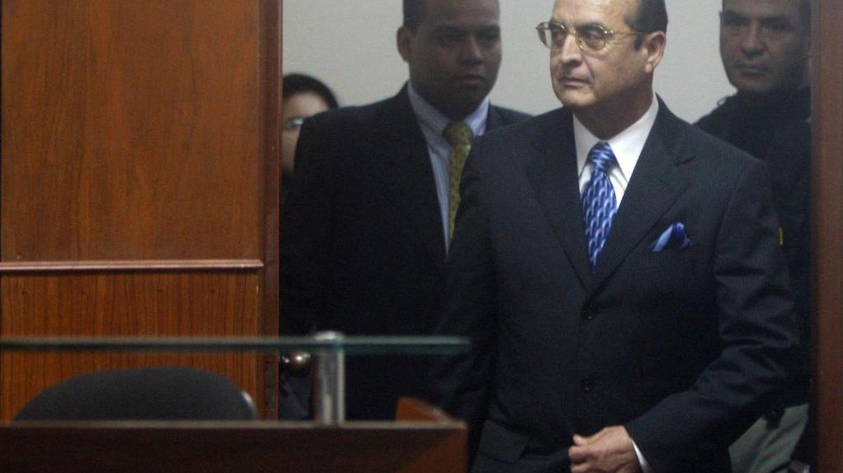 En esta foto del 30 de junio de 2016, el ex jefe de inteligencia de Perú Vladimiro Montesinos entra en la corte para el juicio del ex presidente Alberto Fujimori en Lima, Perú.