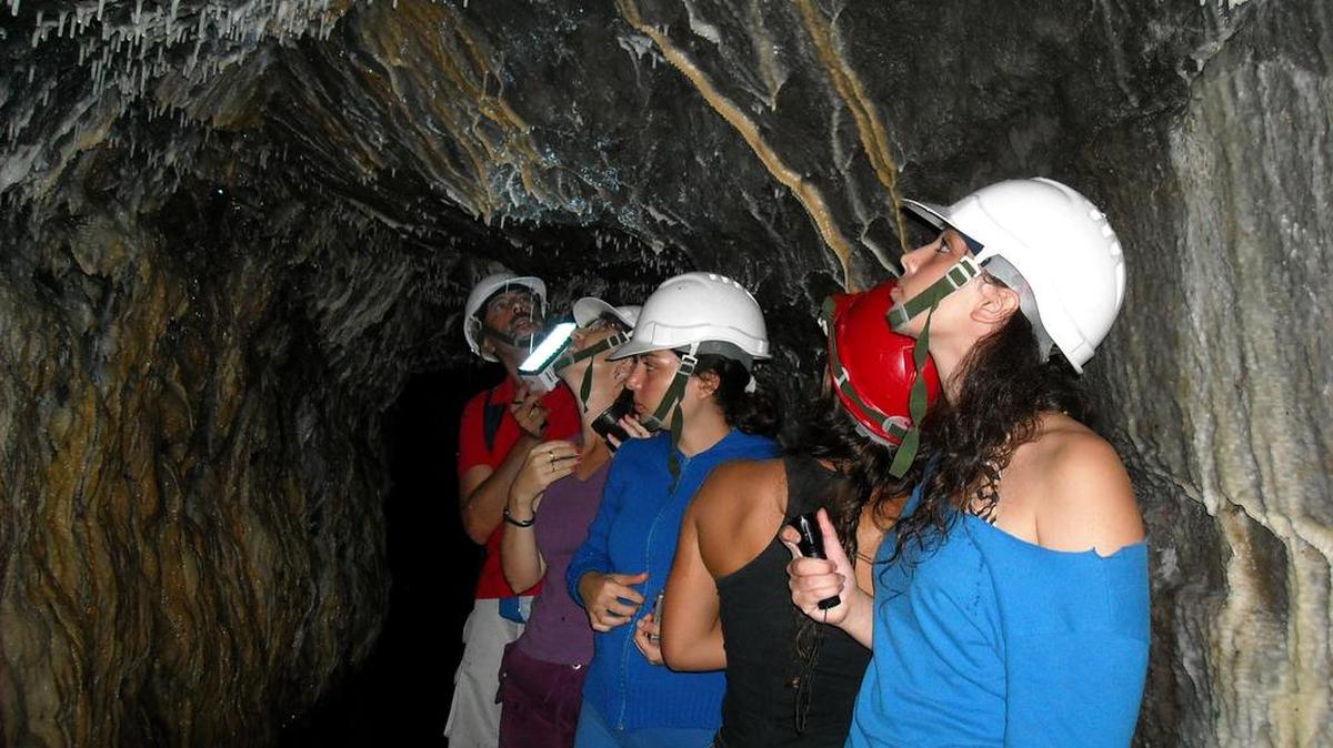 Fotografía del 9 de agosto de 2011 cedida por la Mina La Oriental de turistas recorriendo los túneles subterráneos del parque geominero Mina La Oriental, ubicado al oeste del departamento (provincia) uruguayo de Maldonado, a 120 kilómetros de Montevideo (Uruguay).