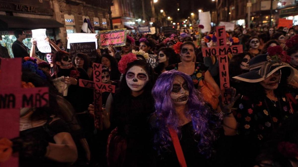 Cientos de mujeres caracterizadas como catrinas participan una protesta para exigir un alto a la violencia de género y a los altos índices de feminicidios en el país este martes, 1 de noviembre de 2016, en Ciudad de México, en el marco del Día de Muertos.
