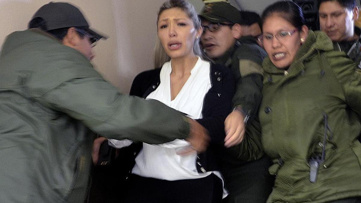 Gabriela Zapata Montaño (2-i), ex pareja del presidente de Bolivia, Evo Morales, sale de una audiencia cautelar el domingo 28 de febrero de 2016, en La Paz (Bolivia).
