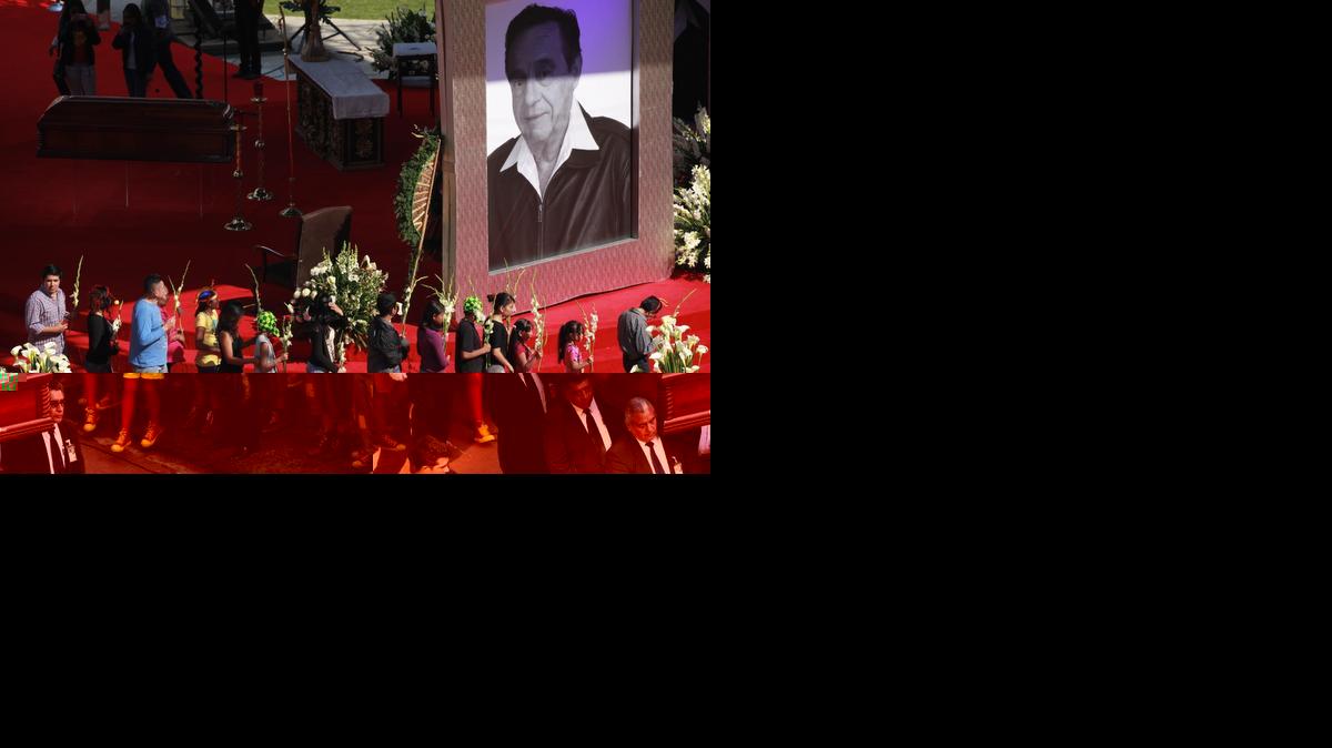 
Cientos de personas reciben el féretro del comediante mexicano Roberto Gómez Bolaños, Chespirito, el domingo 30 de noviembre de 2014, en el emblemático Estadio Azteca de Ciudad de México. Niños y adultos disfrazados con personajes como El Chavo del 8, Quico, la Chilindrina y el Chapulín Colorado se vieron en el mar de personas que llegaron a darle el último adiós al comediante, fallecido el viernes a los 85 años en el balneario de Cancún. 
