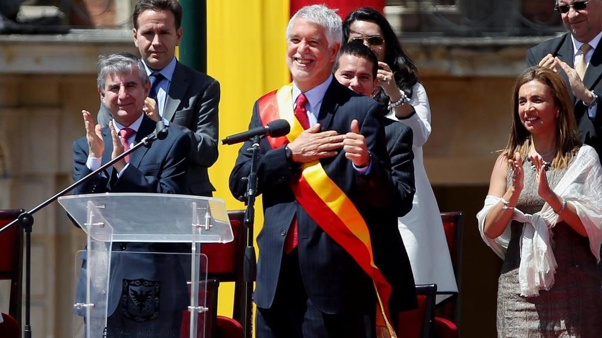 El alcalde electo de Bogotá, Enrique Peñalosa (c), durante la ceremonia de investidura hoy, 1 de enero de 2016, en Bogotá (Colombia). Peñalosa juró hoy como nuevo alcalde de Bogotá, el segundo cargo más influyente de Colombia, con la promesa de liderar un equipo técnico y apolítico tras doce años de administraciones de izquierda.