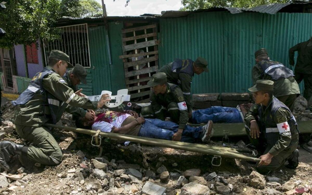 Miembros del Ejército de Nicaragua practican el rescate de un hombre herido, durante el III Simulacro Nacional de Protección ante Amenazas Múltiples convocado por el Gobierno de Nicaragua, en Managua.