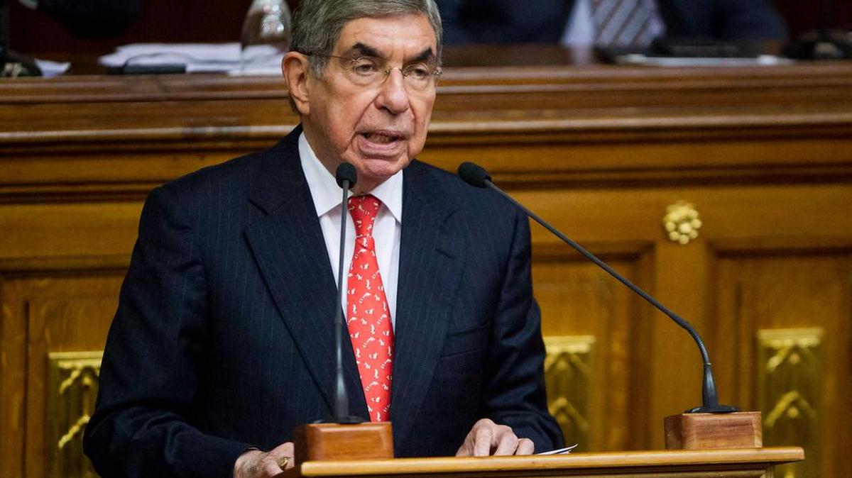 El premio Nobel de Paz Oscar Arias habla en el hemiciclo de la Asamblea Nacional el jueves 18 de febrero del 2016, en la ciudad de Caracas (Venezuela).