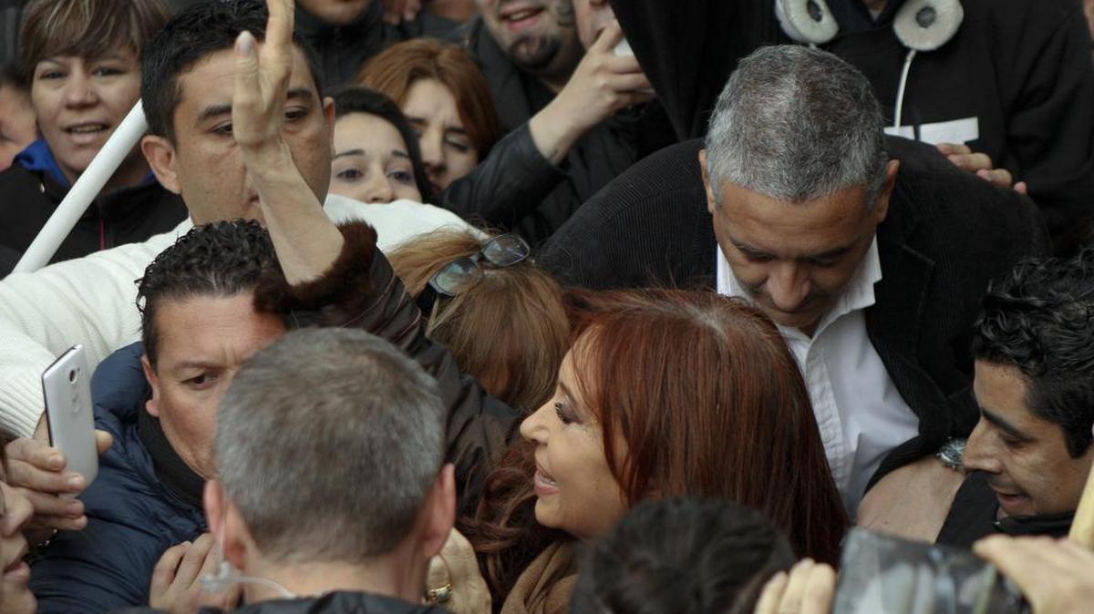 La ex presidenta argentina Cristina Fernández (2007-2015) acudió hoy, jueves 17 de noviembre de 2016, a prestar declaración testimonial ante la Justicia en la ciudad sureña de Río Gallegos por la causa que investiga la muerte, en 1995, del hijo del expresidente Carlos Menem (1989-1999).