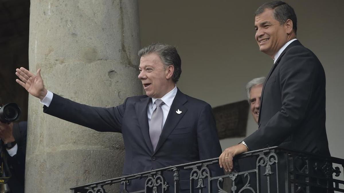 
El presidente colombiano Juan Manuel Santos (izq.) saluda acompañado de su homólogo ecuatoriano Rafael Correa, desde el Palacio Presidencial de Carondelet en Quito, el lunes 21 de septiembre. 
