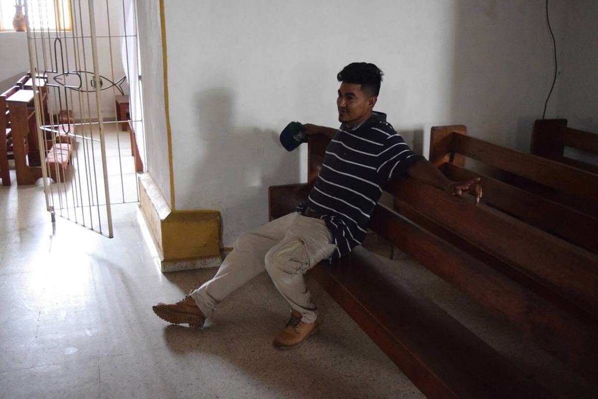 José Cáceres en una iglesia en Yoro, Honduras. Cáceres fue separado de su hijo Brayan, de 11 años, hace dos meses cuando trataron de cruzar a Estados Unidos. Cáceres fue deportado y su hijo está en un albergue en Maryland.