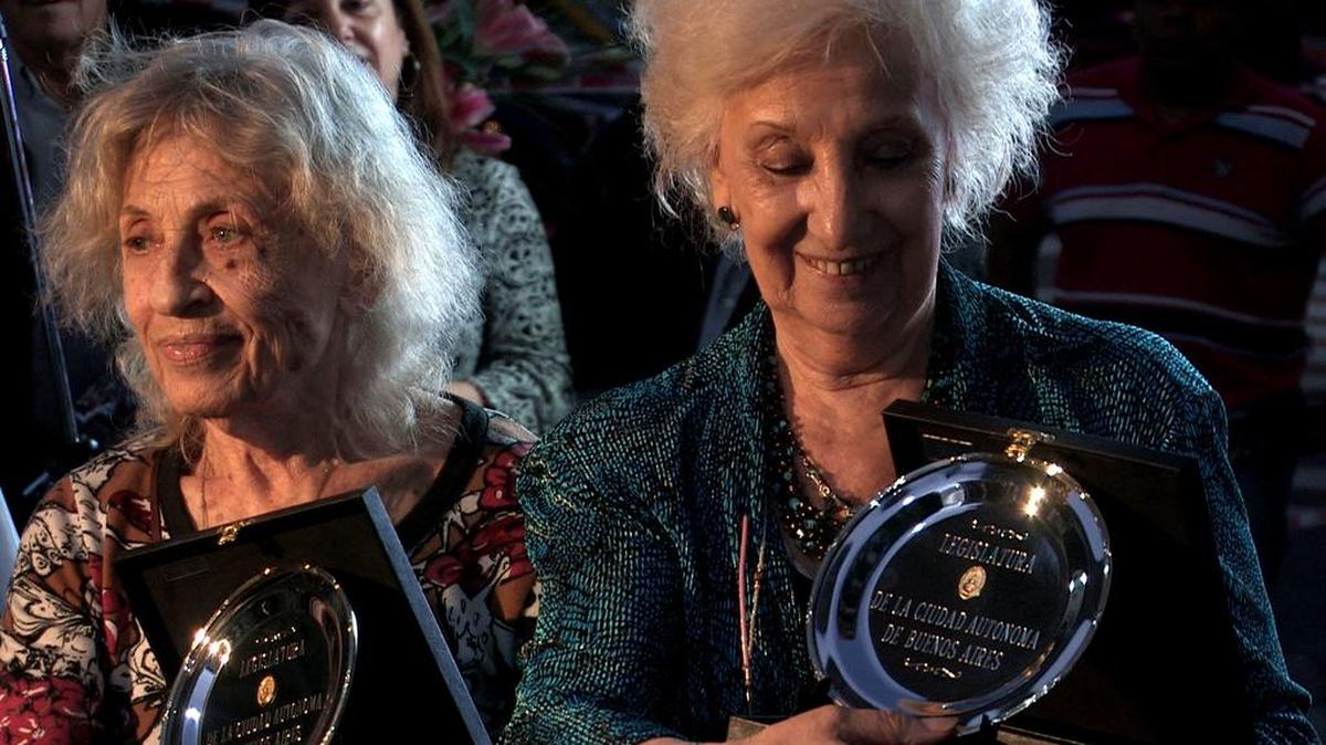 La presidenta de las Abuelas de la Plaza de Mayo, Estela de Carlotto participa el lunes 4 de diciembre de 2017, en un acto en Buenos Aires (Argentina).