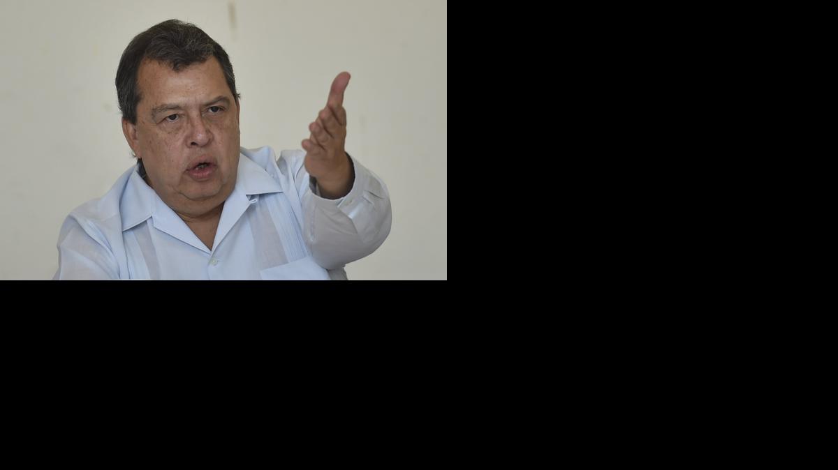 
El gobernador del estado mexicano de Guerrero, Angel Aguirre, habla el sábado durante una conferencia de prensa sobre los restos hallados en fosas clandestinas.
