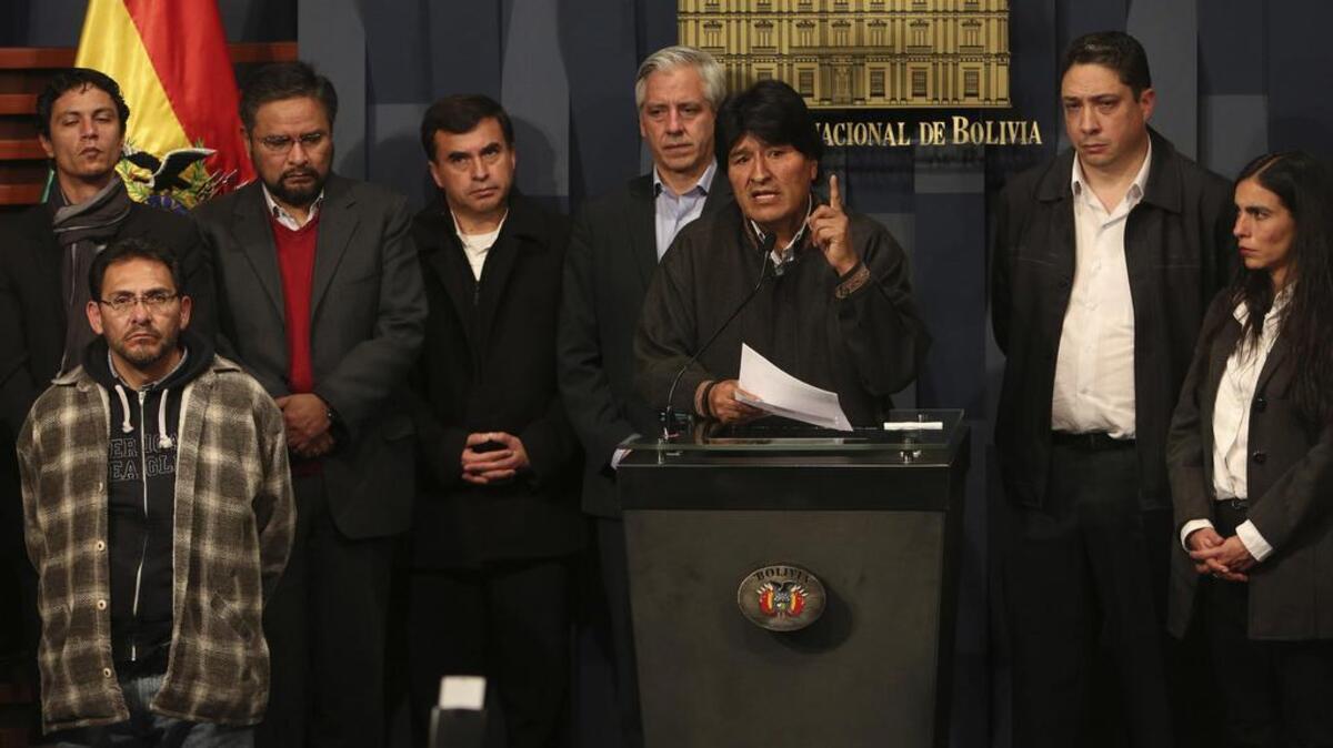 El presidente de Bolivia, Evo Morales, junto al vicepresidente Alvaro Garcia Linera (detrás) y sus ministros en una rueda de prensa en el Palacio de Gobierno, en la que ha afirmado hoy que el asesinato del viceministro de Régimen Interior, Rodolfo Illanes, por grupos de mineros, es "imperdonable" y ha decretado un duelo nacional de tres días sin suspensión de actividades. "