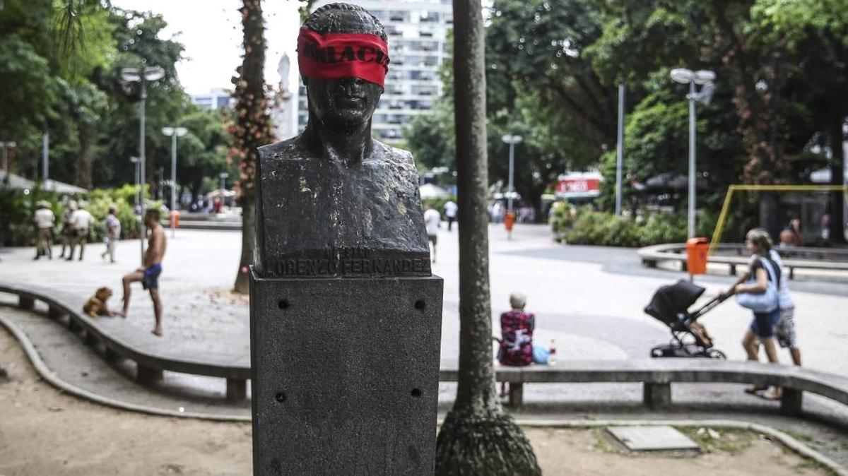 El busto de músico Lorenzo Fernández hace parte una de las 100 estatuas que amanecieron el sábado con vendas rojas en los ojos, como parte de una protesta de un artista anónimo del “Oraculo Project”.