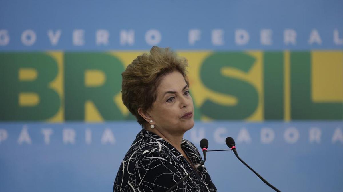 La presidenta de Brasil Dilma Rousseff pronuncia un discurso hoy, viernes 6 de mayo de 2016, en el Palacio del Planalto en Brasilia (Brasil).