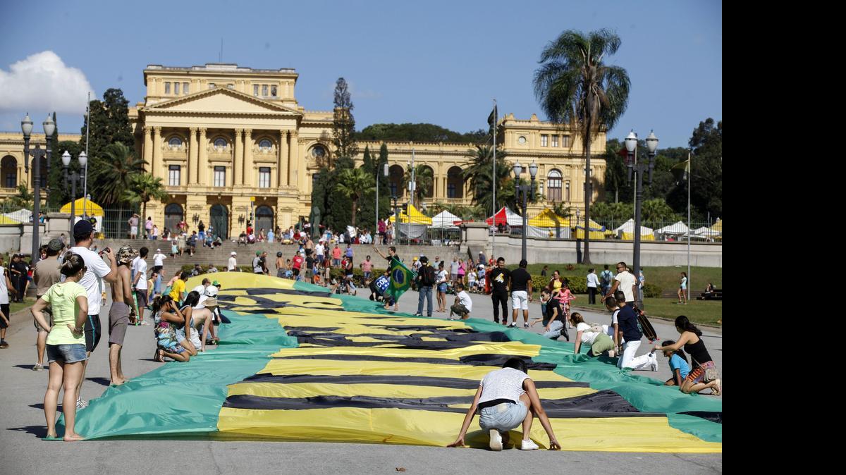 
Un grupo de manifestantes del "Movimiento Brasil Libre" despliega hoy, domingo 14 de junio de 2015, una bandera de 80 metros con los colores de Brasil mientras que piden la destitución de la mandataria brasileña, Dilma Rousseff, en el monumento de Ipiranga, en el Parque de la Independencia, tras limpiar los alrededores de la sede del instituto fundado por el expresidente brasileño Luiz Inácio Lula da Silva en rechazo a los escándalos de corrupción que han salpicado al Partido de los Trabajadores (PT), formación que está en el gobierno desde hace 12 años. 
