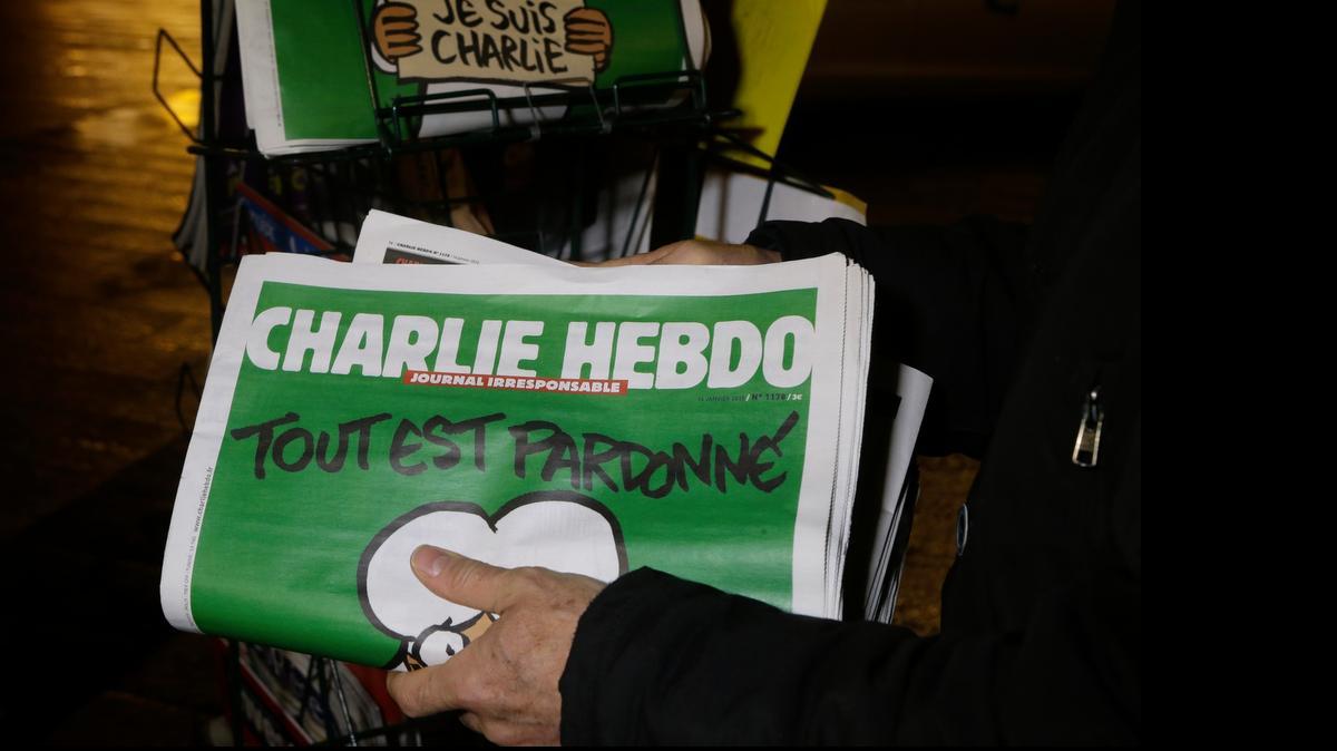 
Un vendedor muestra un ejemplar de la revista Charlie Hebdo en Francia, en enero pasado.
