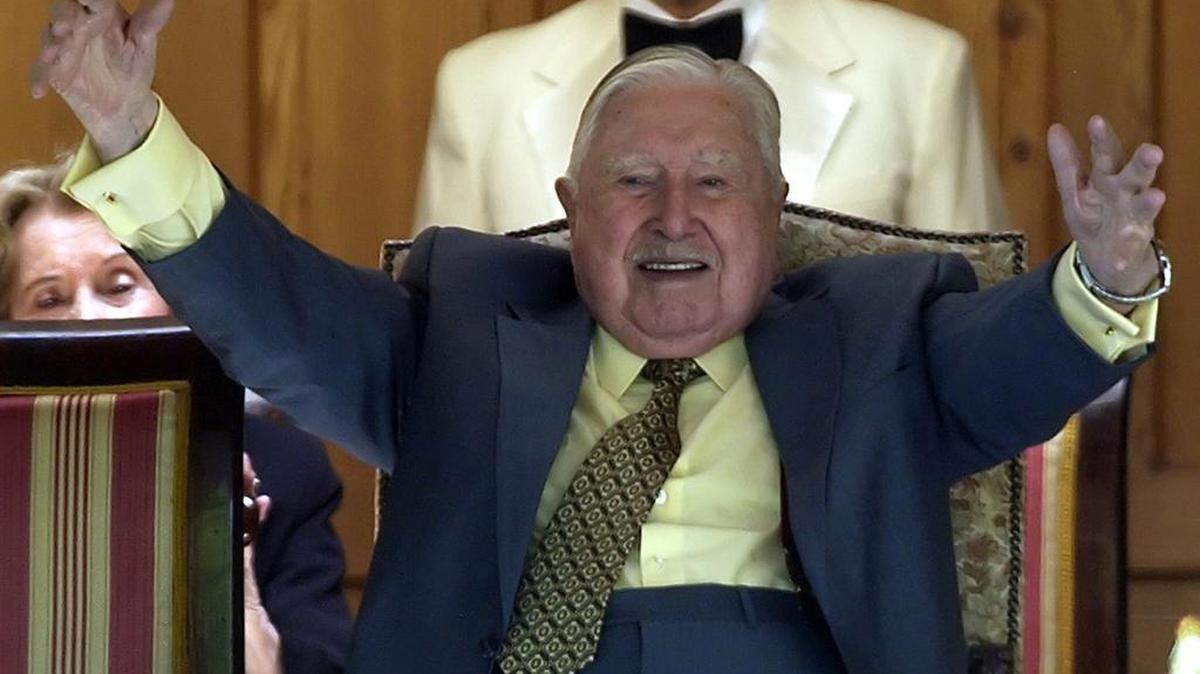 
El ex dictador chileno Augusto Pinochet Ugarte saluda en el 2006 desde en su casa de la comuna de La Dehesa, en Santiago de Chile. 
