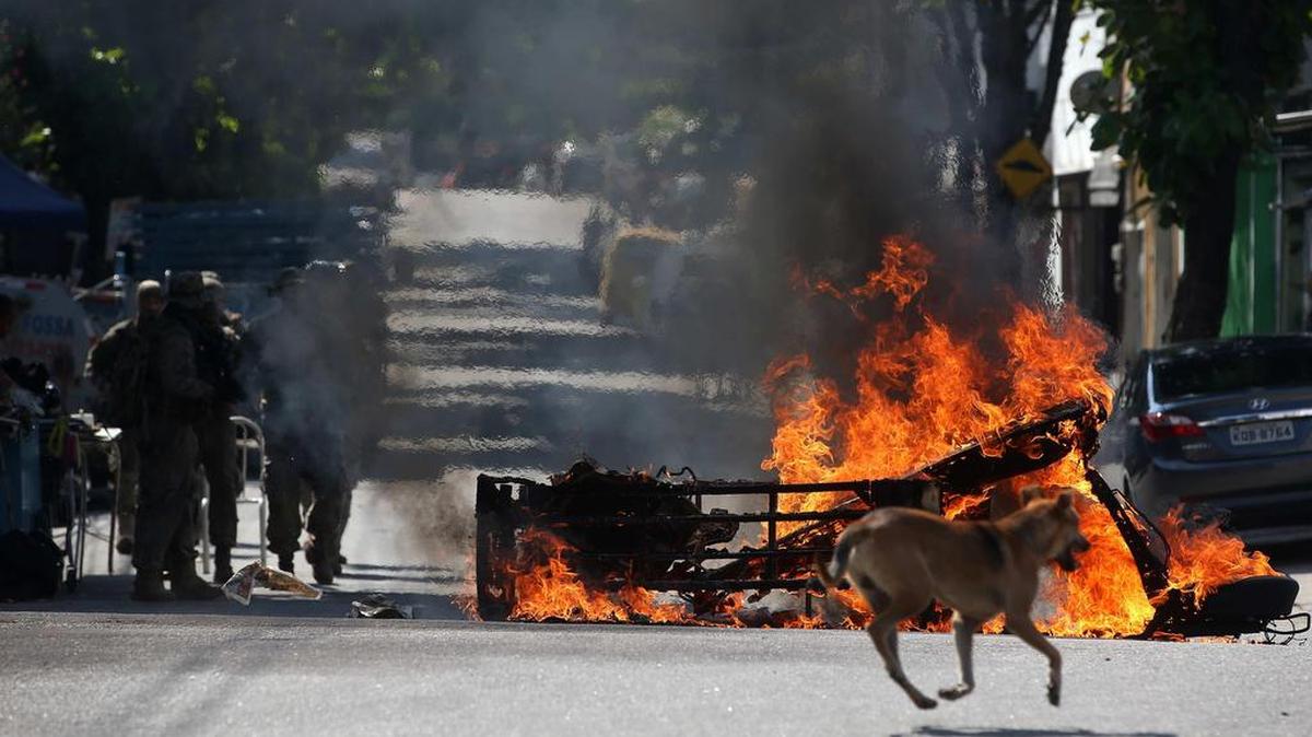 Fotografía del 5 de mayo de 2017 de la policía en un operativo contra narcotraficante en el Complexo do Alemão, en Río de Janeiro, Brasil.